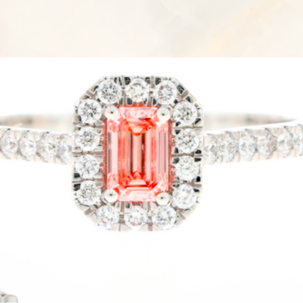 A beautiful fancy, vivid pink petite diamond IGI certified 14 karat white gold